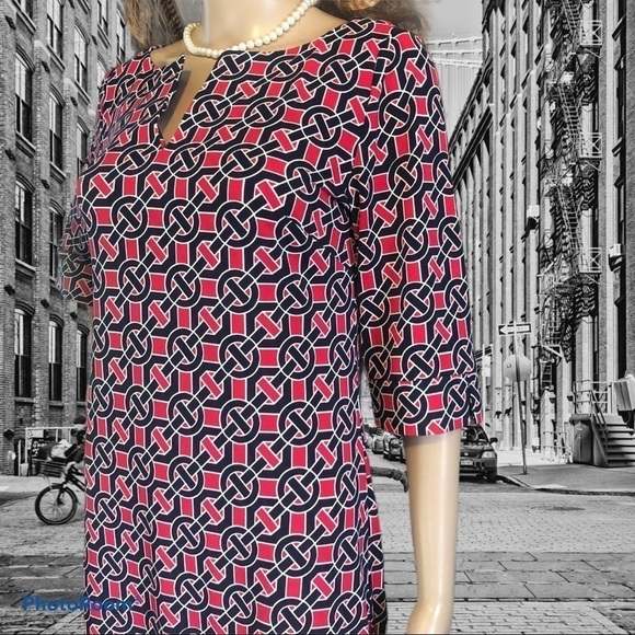 LAUNDRY by design red vneck shift dress. - Picture 3 of 11